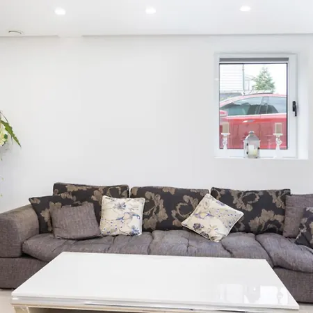 Διαμέρισμα Charming With Garden And Parking