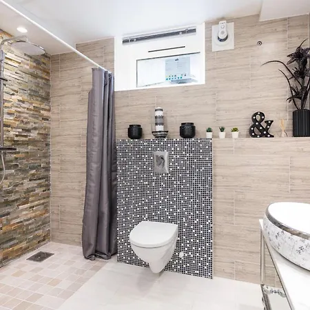 Charming With Garden And Parking *